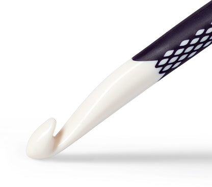 Prym ergonomic crochet hook 15mm, hook tip detail
