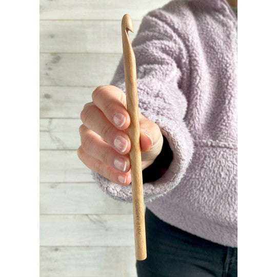 Häkelnadel aus Buchenholz in der Hand, in Anwendung