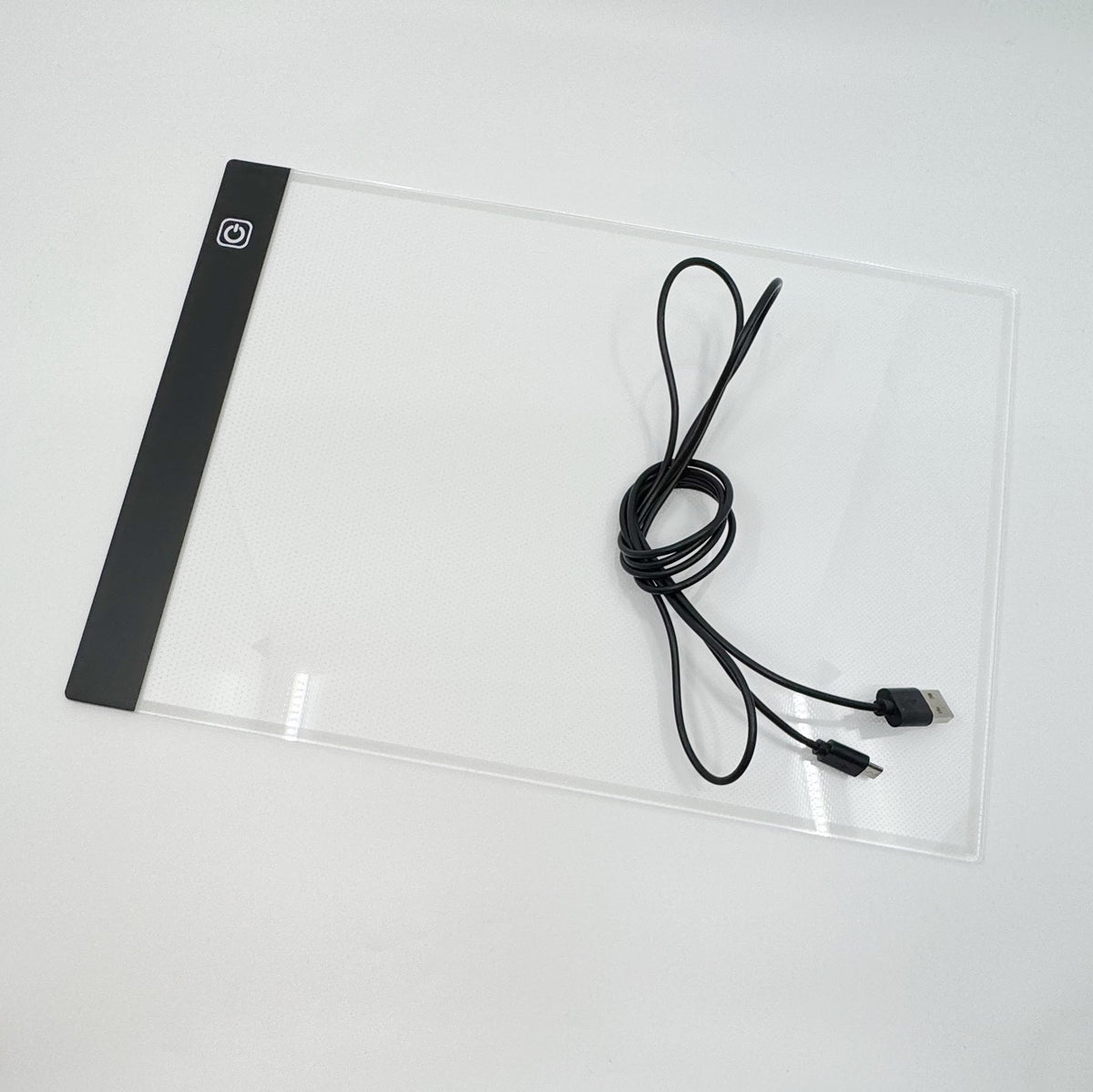 A4-Leuchtpad in Anwendung beim Abpausen eines Designs