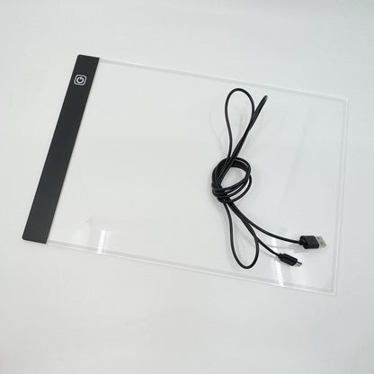 A4-Leuchtpad in Anwendung beim Abpausen eines Designs