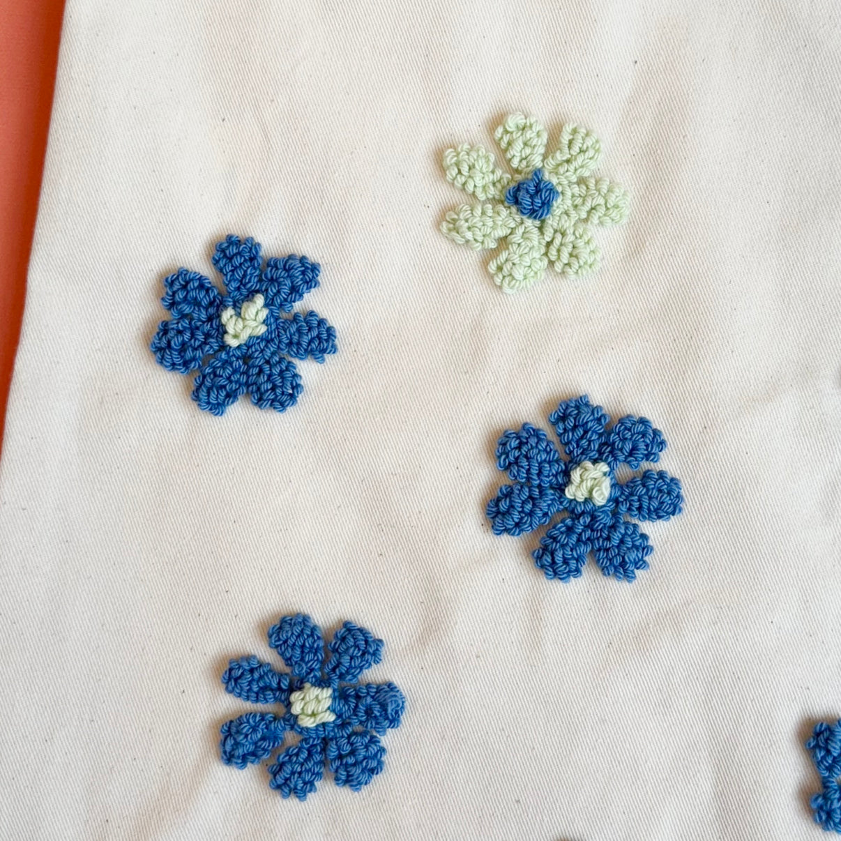 Punch-Needle-Tasche mit Blumenmuster, fertige Vorderansicht