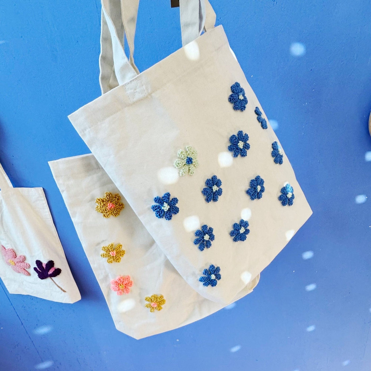 Punch-Needle-Tasche mit fertigem Blumenmuster im Detail