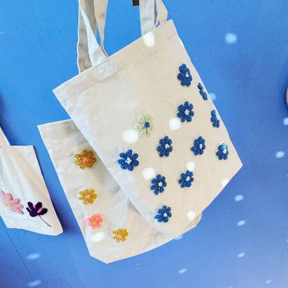 Punch-Needle-Tasche mit fertigem Blumenmuster im Detail