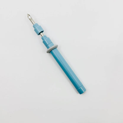 Clover Punch Needle in der Hand, Nahaufnahme