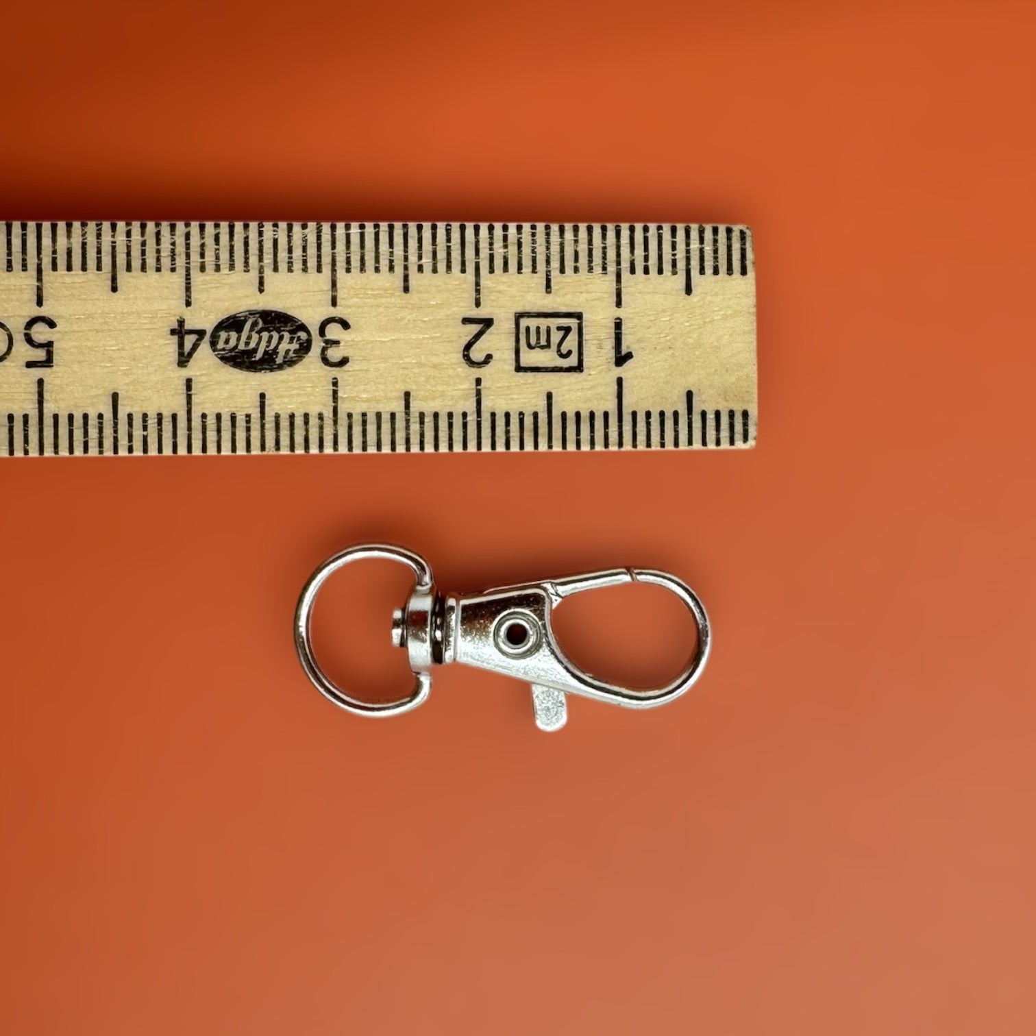 Rotating O-shape carabiner side view, 3cm