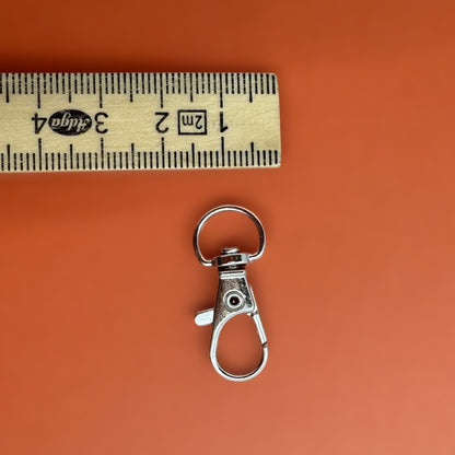 Rotating O-shape carabiner clasp detail, 3cm