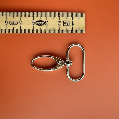 Rotating O-shape carabiner side view, 4cm
