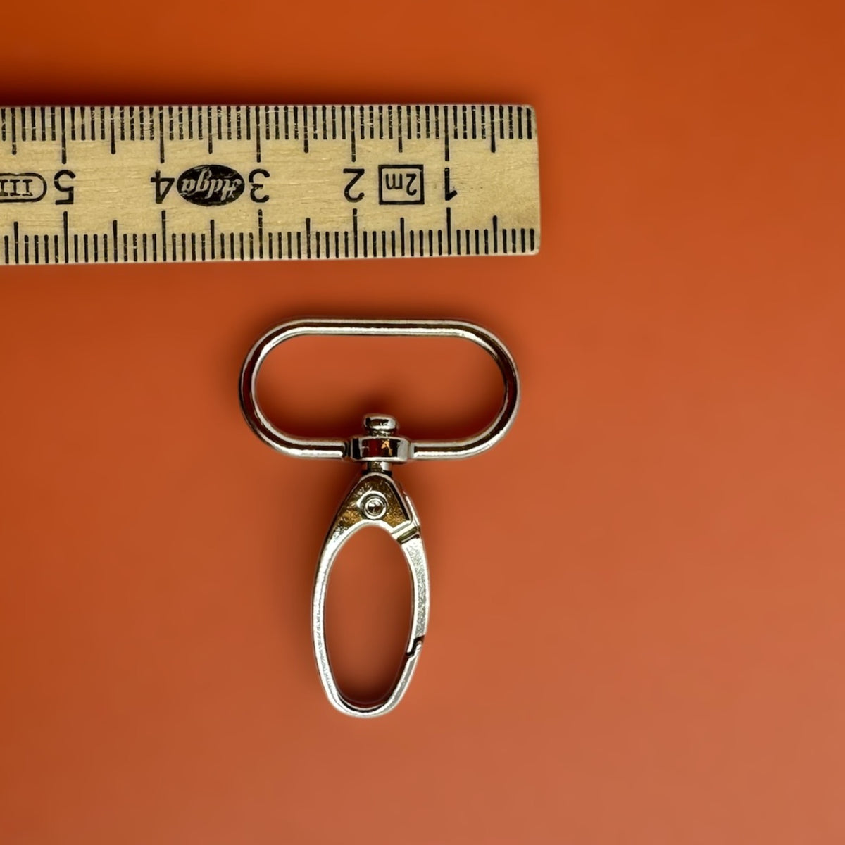 Rotating O-shape carabiner clasp detail, 4cm