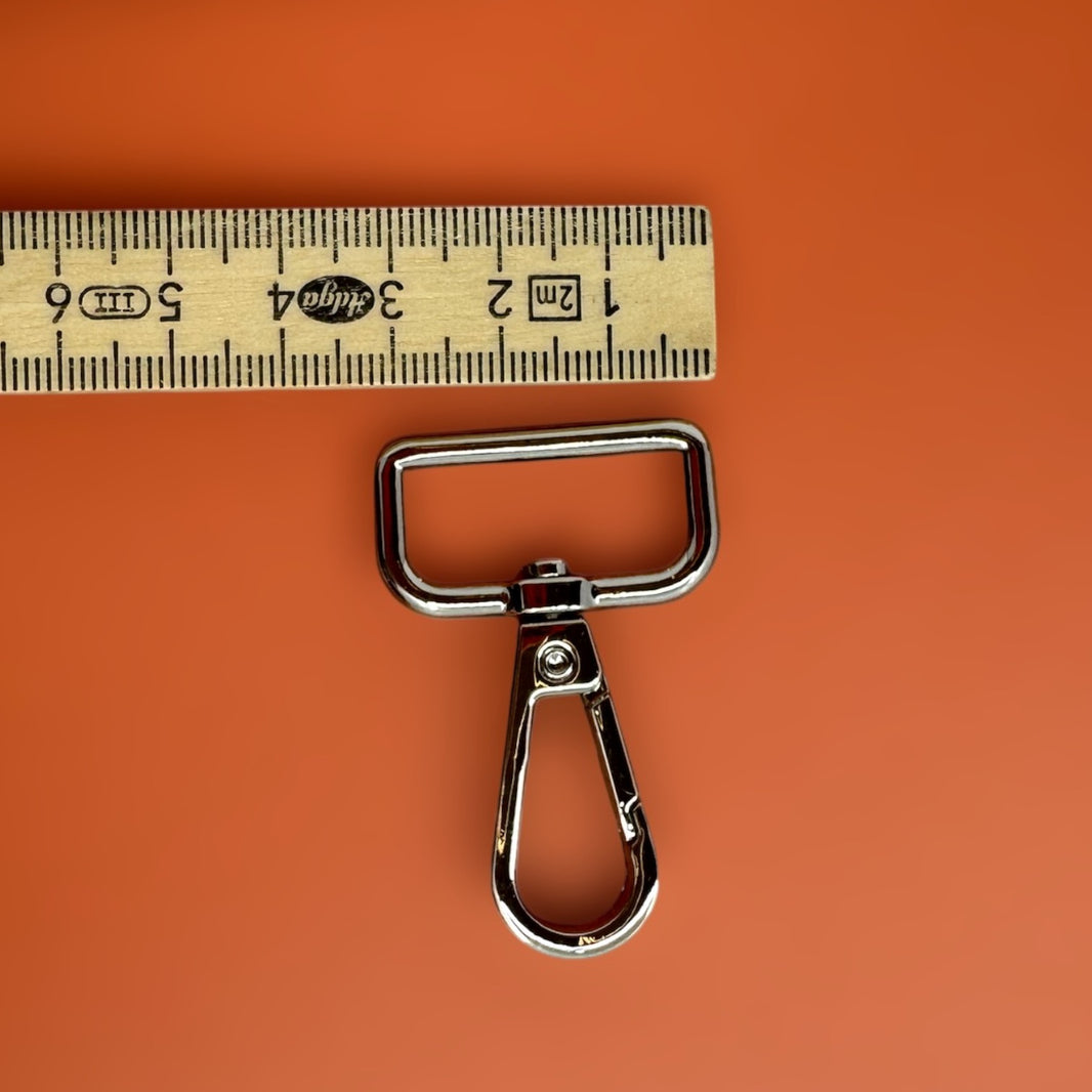 Rotating D-shape carabiner detail, 5cm