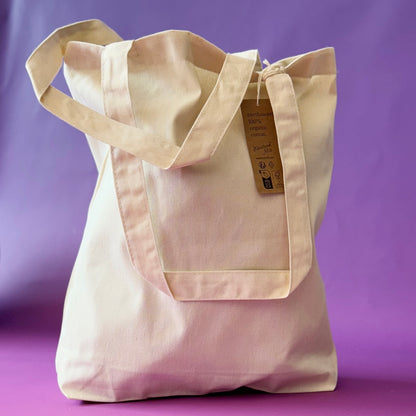 Bio-Baumwoll-Tote-Bag in der Hand zur Grössenansicht