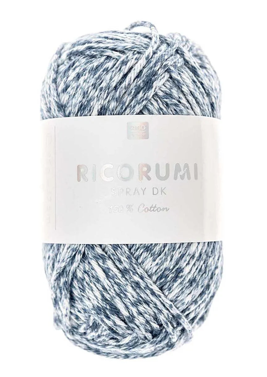 Rico Design Ricorumi Spray DK Baumwollgarn in Blau mit gesprenkeltem Spray-Dye-Effekt und Etikett