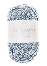 Rico Design Ricorumi Spray DK Baumwollgarn in Blau mit gesprenkeltem Spray-Dye-Effekt und Etikett