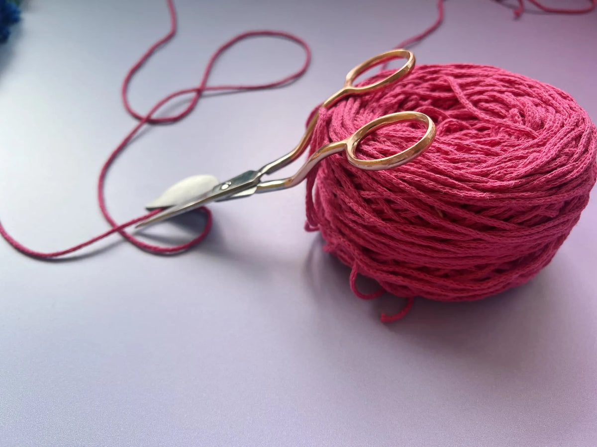 Prym Applikationsschere in Rosegold, Nahaufnahme