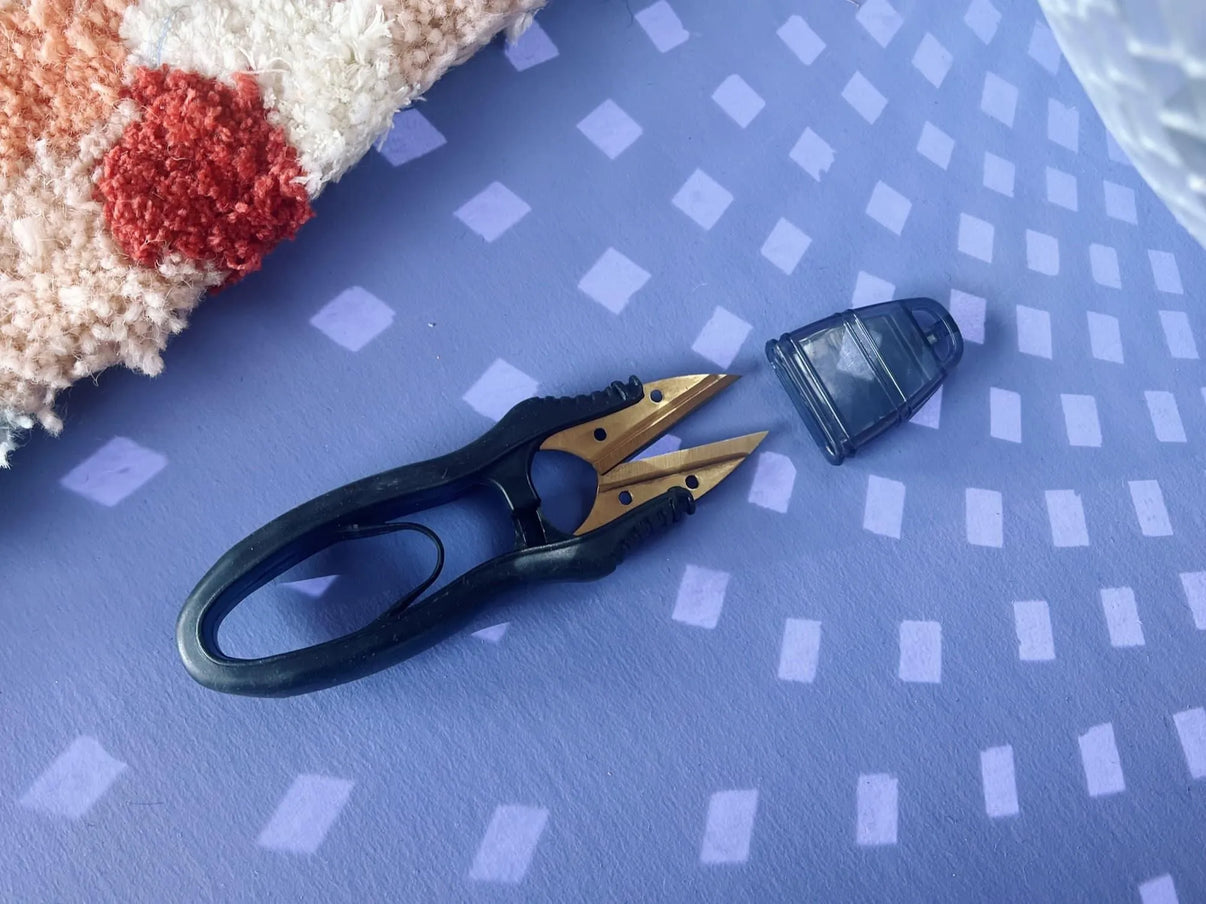 Ergonomischer Fadenschneider von Hemline Gold