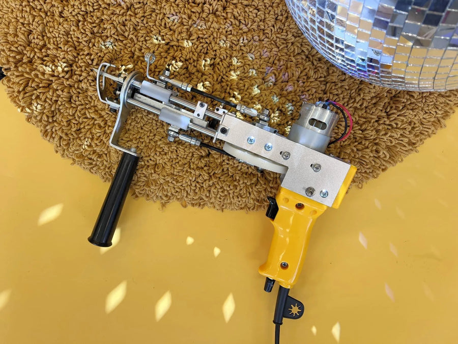 AK-I Cut Pile Tuftingmaschine in Gelb, Seitenansicht